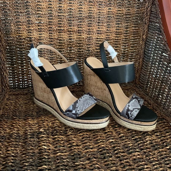 NEW NEVER WORN BLACK/SNAKESKIN WEDGES - Picture 3 of 8